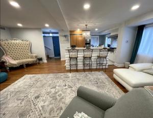 A Regal Retreat- Exclusive Parking, Prime Location