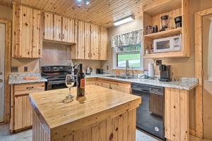 Hot Tub & Fire Pit: Pet-Friendly Clayton Escape!