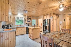 Hot Tub & Fire Pit: Pet-Friendly Clayton Escape!