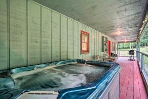 Hot Tub & Fire Pit: Pet-Friendly Clayton Escape!