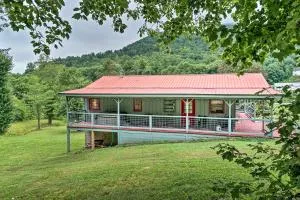 Hot Tub and Fire Pit Pet-Friendly Clayton Escape! - Whetstone