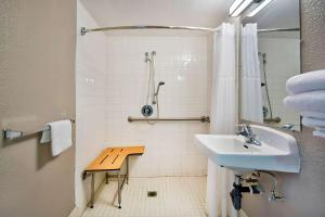 Double Room - Disability Access - Roll In Shower room in Motel 6-Vallejo CA - Six Flags West