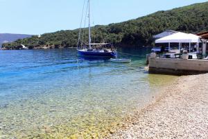 Apartments by the sea Valun, Cres - 8081