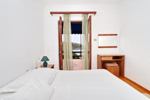 Apartments by the sea Prizba, Korcula - 4484