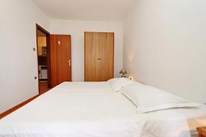 Apartments by the sea Prizba, Korcula - 4484