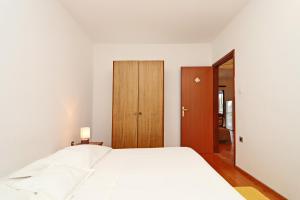 Apartments by the sea Prizba, Korcula - 4484