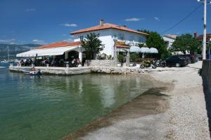 Apartments by the sea Klimno, Krk - 16577 