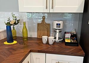 HoneyHomes Hackler Golf Course Home with Amenities