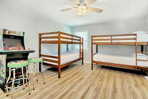 HoneyHomes Hackler Golf Course Home with Amenities