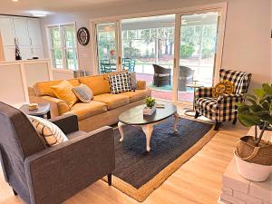 HoneyHomes Hackler Golf Course Home with Amenities