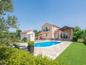 Luxurious Holiday Home in Policnik with Swimming Pool