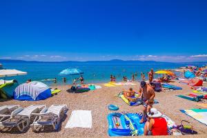 Apartments with parking space Njivice, Krk - 5476