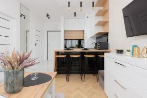 Warsaw Kotsisa Apartments with Parking by Noclegi Renters