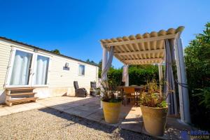 Maisons de vacances L'elegant Terrasse Piscine Camping 4 etoiles : photos des chambres