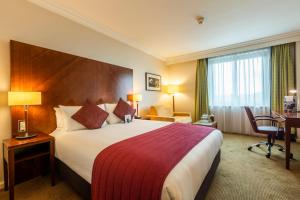 Standard Queen Room with Single Sofa Bed room in Crowne Plaza Birmingham NEC an IHG Hotel
