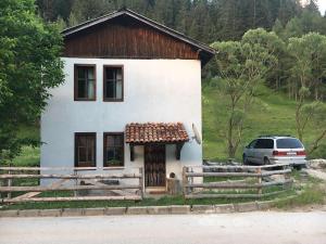 Къща край реката - Триград