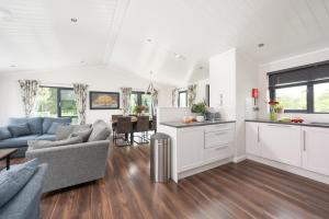 Blossom Lodge, 1 Roadford Lake Lodges