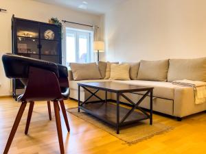 STYLISCHE ZENTRALE WOHNUNG MIT KÜCHE UND PARKPLATZ IN SEITENSTRAẞE