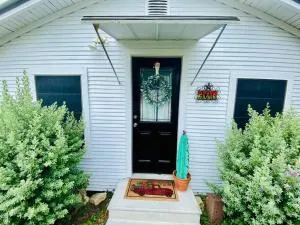 8th St. Cowboy Haus I Biker Friendly I River - Tarpley