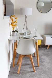 1 Chatsworth Riverscape Apartments - Riverview apartment in great location with free parking overlooking the Gannel just a short walk from Newquays incredible beaches and local amenities