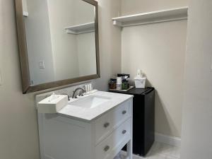 Remodeled, Huge Pool, Tiki Bar & Grill, Quiet Room