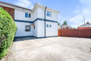 Beautiful 3 bedroom home, 10 minutes walk to Beach.