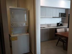 One Bedroom, Great Location steps from the beachh, Beautiful Roof Top View