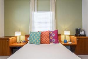Handicap Accessible Queen Rooms (Self Check-in with Virtual Front Desk) room in El Paseo Hotel