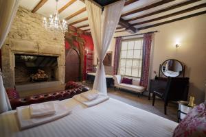 Double Room with Four Poster Bed room in Caravelli