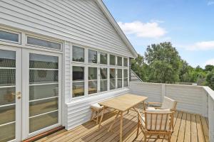 Sunny 1st floor apartment