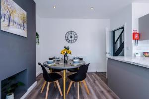 Pristine 3-bed home in Crewe by 53 Degrees Property, ideal for Business & Contractors, Great Parking - Sleeps 5