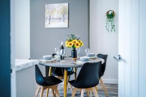 Pristine 3-bed home in Crewe by 53 Degrees Property, ideal for Business & Contractors, Great Parking - Sleeps 5