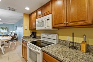 Beach Front Complex Condo - Madeira Norte #106