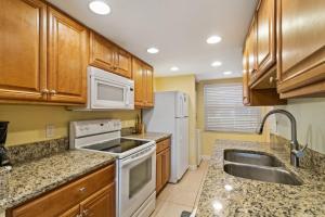 Beach Front Complex Condo - Madeira Norte #106