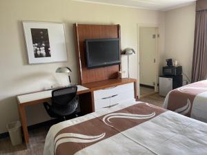 Double Room with Two Double Beds - Non-Smoking room in New Hartford Hotel