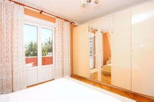 Apartments with parking space Kampor, Rab - 4972