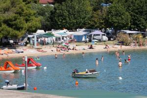 Apartments by the sea Banjol, Rab - 4965 