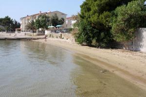 Family friendly apartments with a swimming pool Mundanije, Rab - 5072