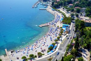 Apartments with a parking space Icici Opatija 7859
