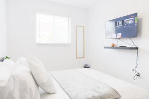 Family-Friendly Boho Stay - Sleeps 10 - Near the Falls