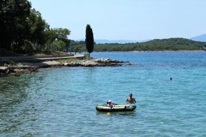 Apartments with parking space Njivice, Krk - 9668