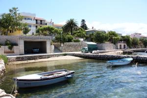 Apartments with a parking space Barbat, Rab - 11472