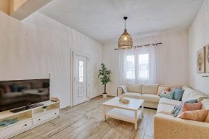 GARBIS HOUSE ( Antiparos Main Street )