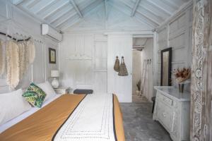 Suite Nhìn ra Hồ bơi (Suite with Pool View)