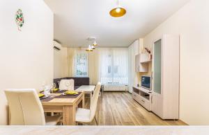 Stylish 2BD Apartment with a Nice Cozy Terrace by Flat Mаnager