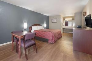 King Room - Non-Smoking room in Econo Lodge Thomaston