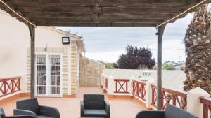 La casa de la tinaja piscina y chimenea by Toledo AP