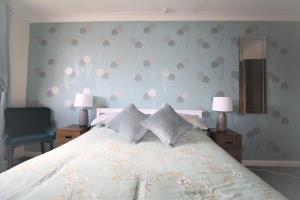 3 Bed Semi - Sleeps 5 - Private Garden & Parking - Quiet Cul De Sac Location - Dog Friendly - Fast Wifi - Close to Motorway Access