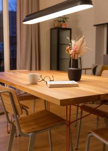 Design-Apartment mit Terrasse & Abendsonne I 71 m2 in alter Villa im Almtal I Parkplatz inklusive