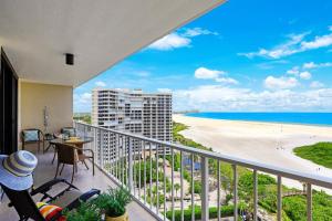 Condo on beach with pool, gym and tennis courts - Ubytování bez kategorie ve městě Marco Island